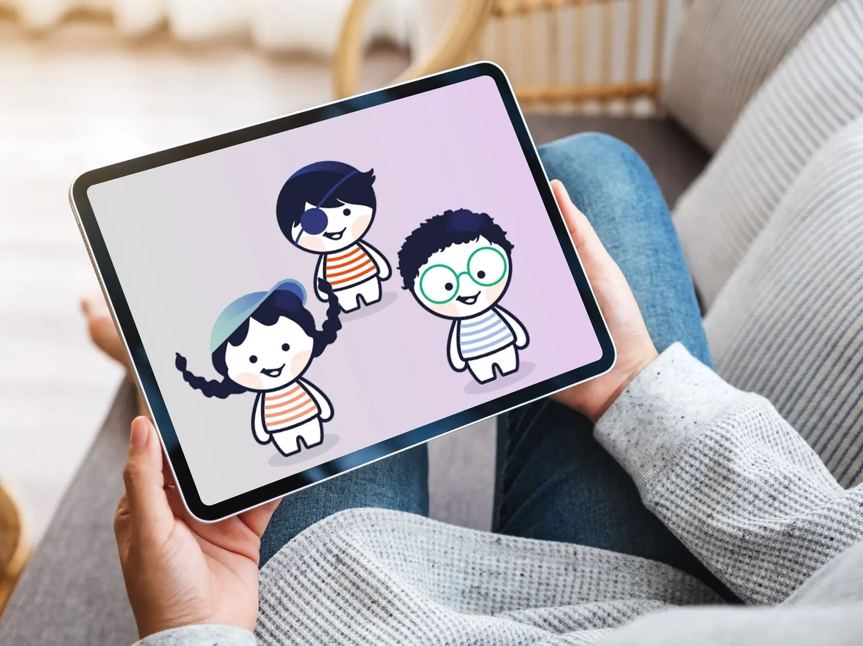 Auf dem Tablet wird KITALINO, die digitale Komplettlösung für Kitas, angezeigt.