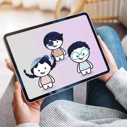 Auf dem Tablet wird KITALINO, die digitale Komplettlösung für Kitas, angezeigt.