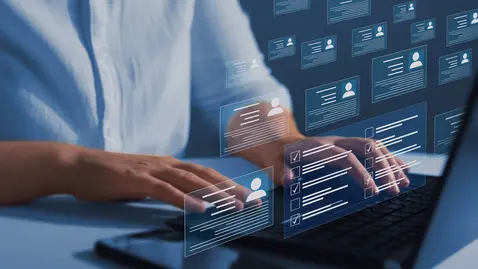 Die Hände einer Person auf einem Laptop, darüber stilisierte Meldedaten