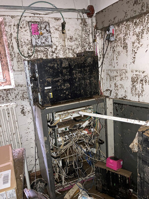 EDV-Raum nach der Überschwemmung in Markt Buchbach.