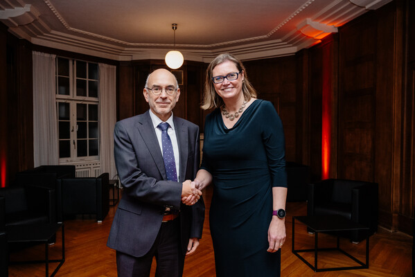 Rudolf Schleyer und Silke Tessmann-Storch stehen lächelnd nebeneinander mit Handschlag
